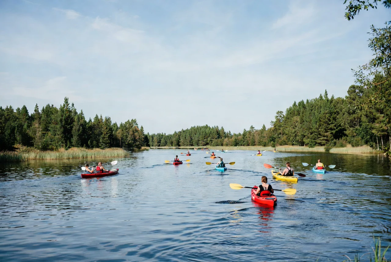 Gruppe beim Kanufahren auf einem schönen See während eines Adventure-Camping-Trips